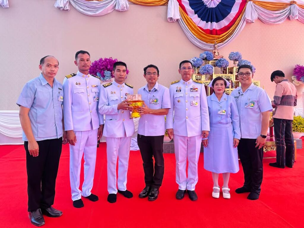 รุ่นทูลเกล้าหลวงปู่ขำ มอบเงินถวาย